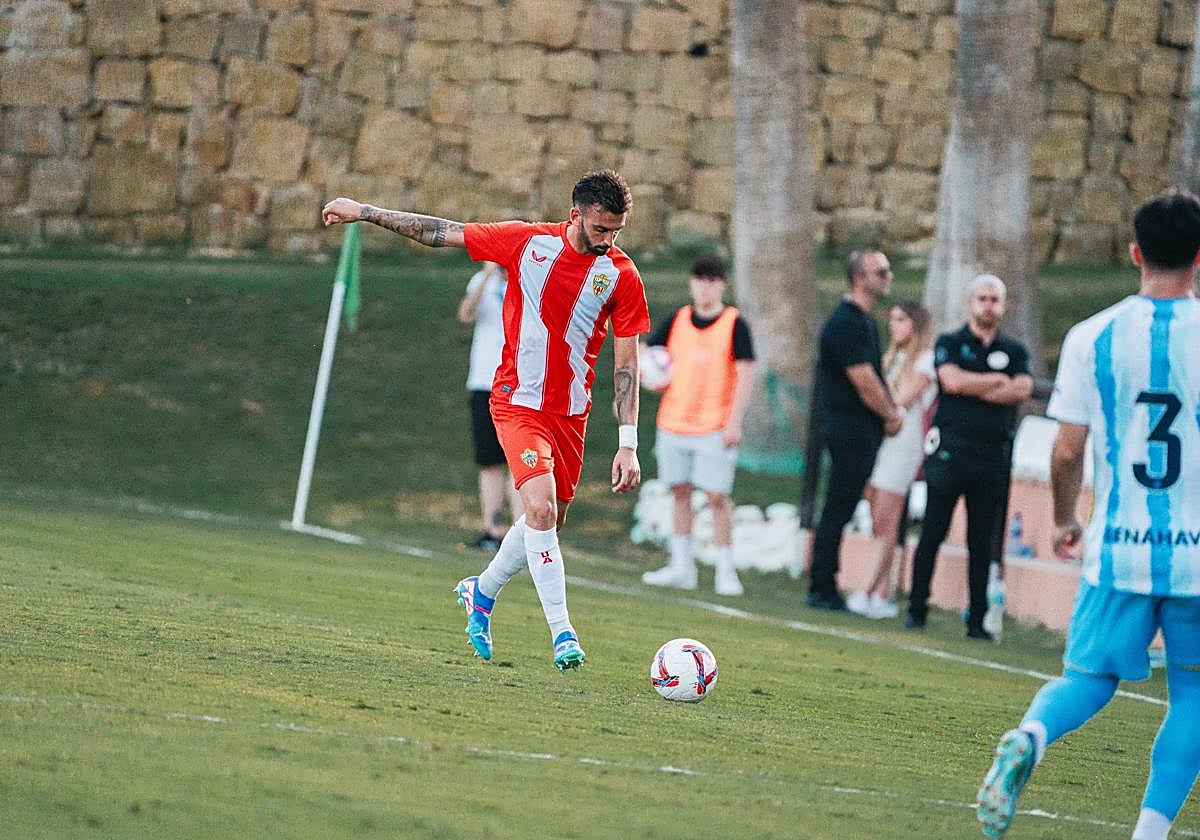 Centelles conduciendo el balón en el amistoso contra el Málaga.