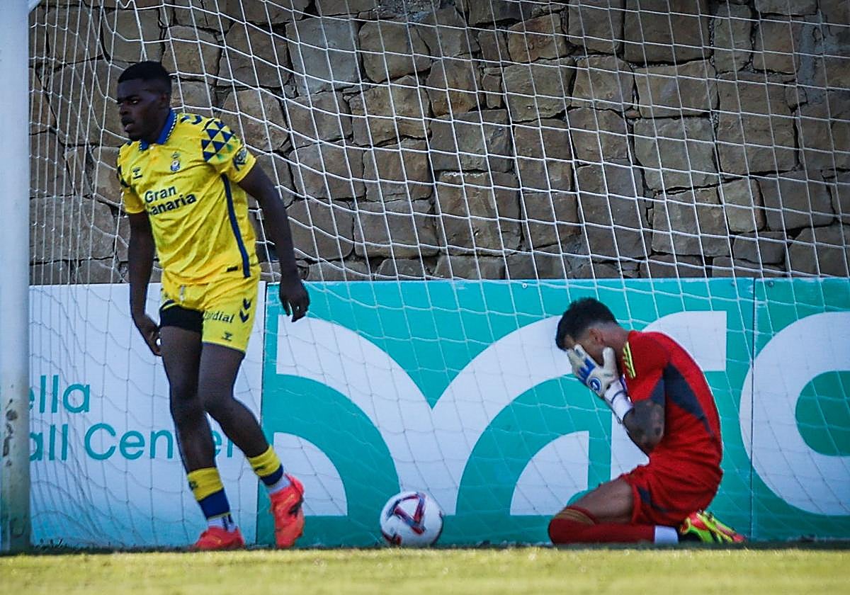Marc Martínez se lamenta por el error que dio pie al gol de Iván Cédric para Las Palmas.