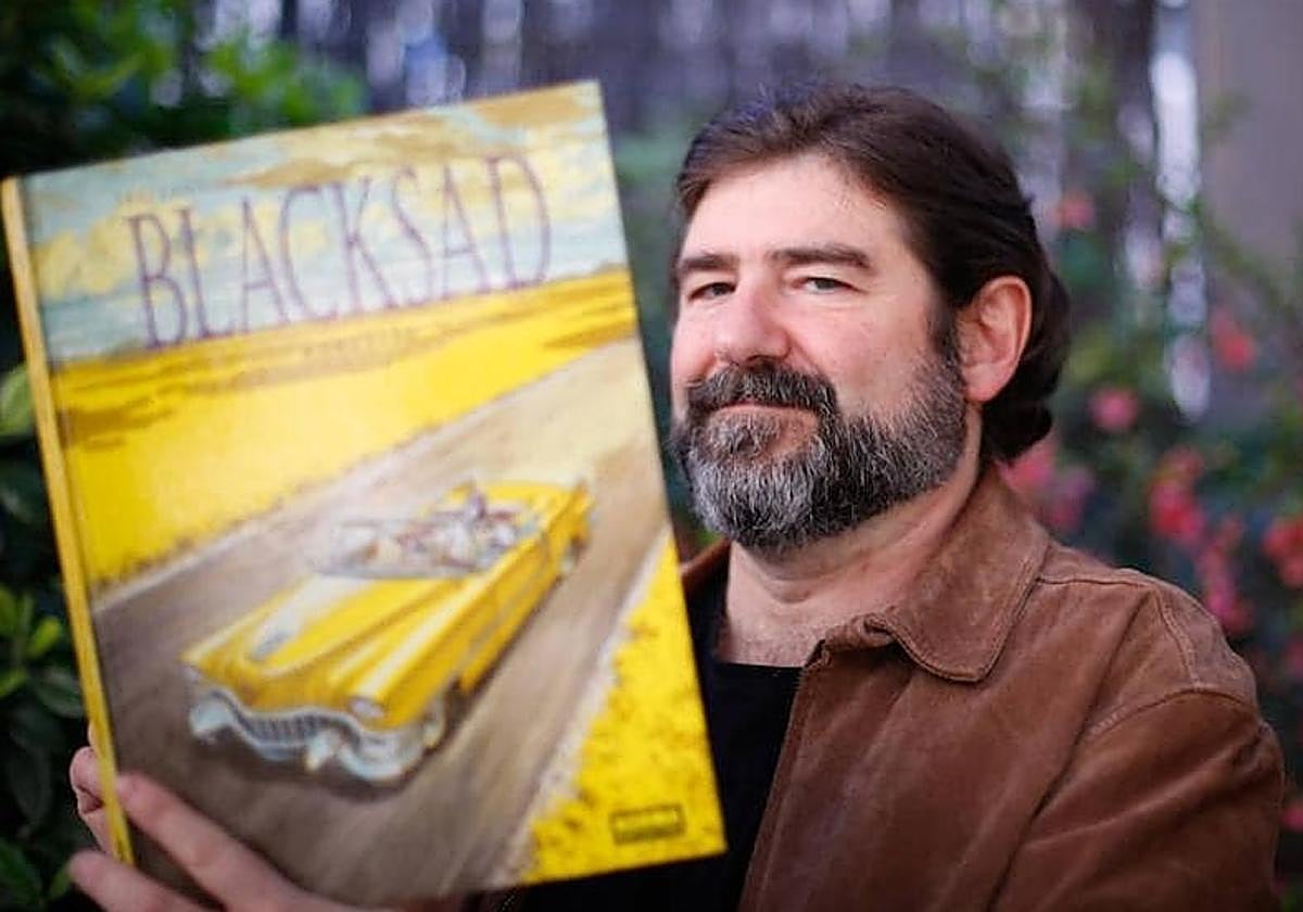 Guarnido sostiene uno de los tomos de Blacksad, el personaje que le ha valido su sexto Eisner.