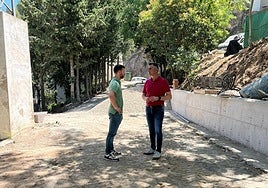 José Luis Agea visitando las obras junto al alcalde de La Iruela
