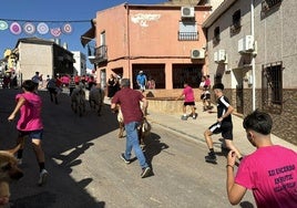 Encierros infantiles en las calles de Arquillos