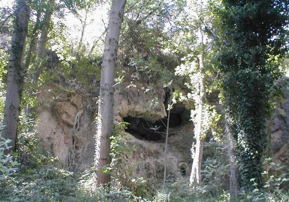 Entrada a la cueva de Vacamía en Dúrcal.