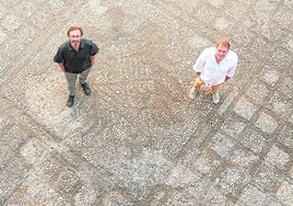 El arquitecto Fernando Acale y el arqueólogo Ángel Rodríguez, en el empedrado de la calle Oficios.