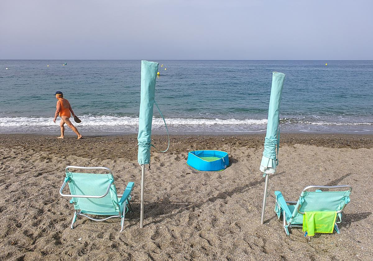 Sombrillas en la Playa de La Guardia en Salobreña.