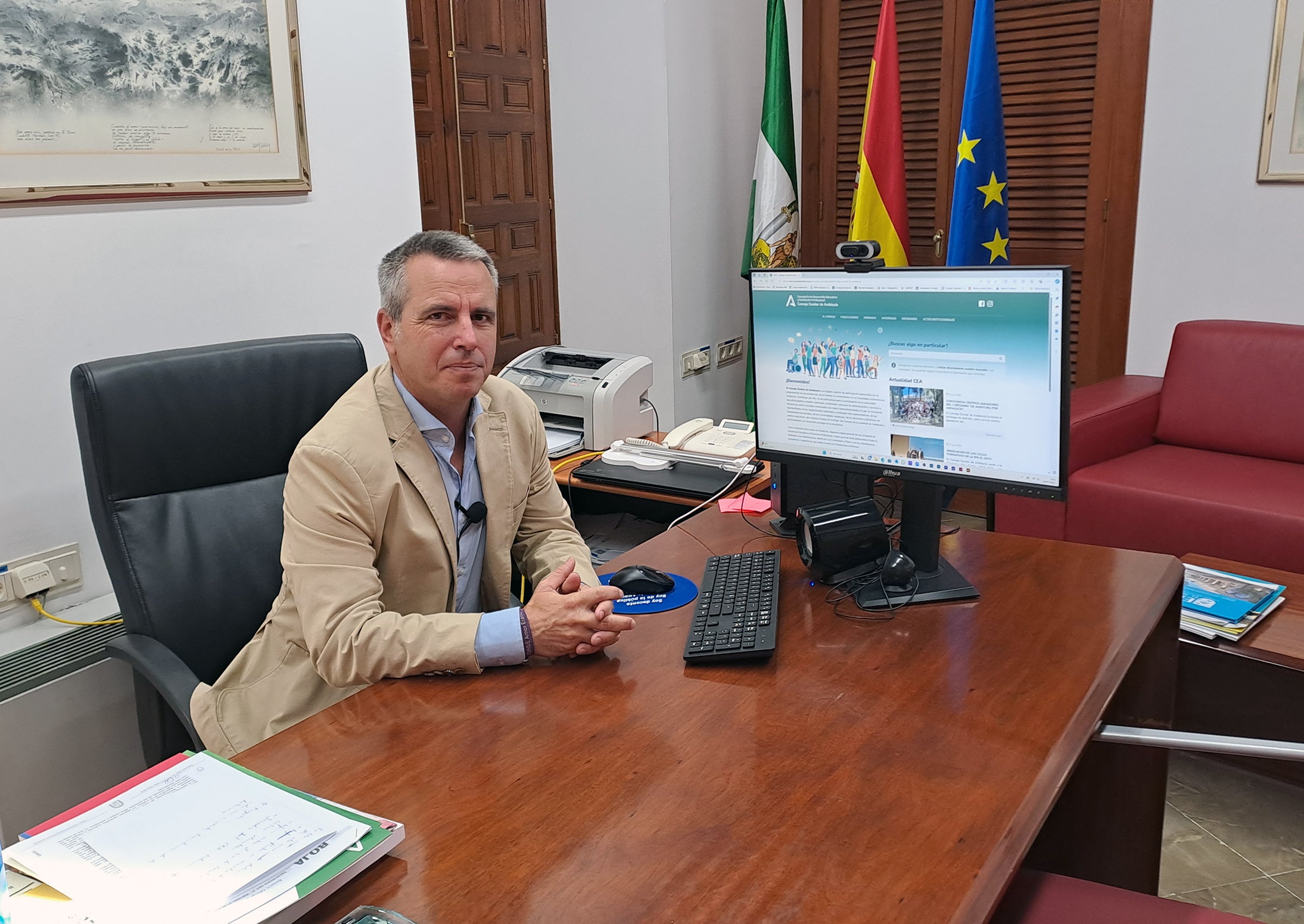 Manuel Pérez, en su despacho del Consejo Escolar de Andalucía.