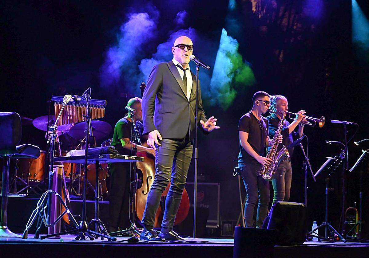 El cantante siciliano Mario BIondi clausuró un Jazz en la Costa que rozó el lleno total