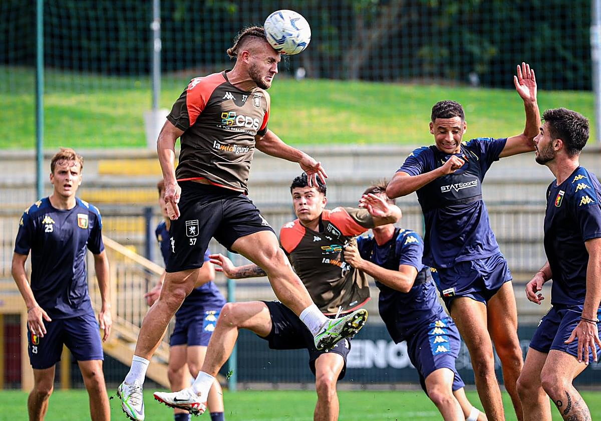 George Puscas remata de cabeza un balón durante un entrenamiento con su club.