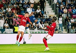 Loïc Williams gana un balón por alto durante un partido de la temporada pasada.