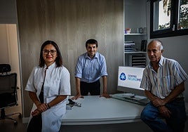 Carla Di Caudo, Rafael González Redondo y Rafael González Maldonado en la consulta del Centro Neuromédico.