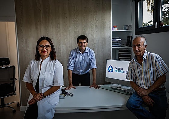 Carla Di Caudo, Rafael González Redondo y Rafael González Maldonado en la consulta del Centro Neuromédico.