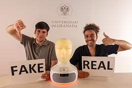 El robot Cabot, en el centro, preparado para 'pillar' mentiras.