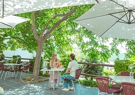 Hoteles, cuevas y casas rurales de 'lujo' para veranear en Granada