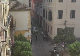 Agentes de la Policía Local acudieron a la residencia Madre de Dios para detener al agresor.