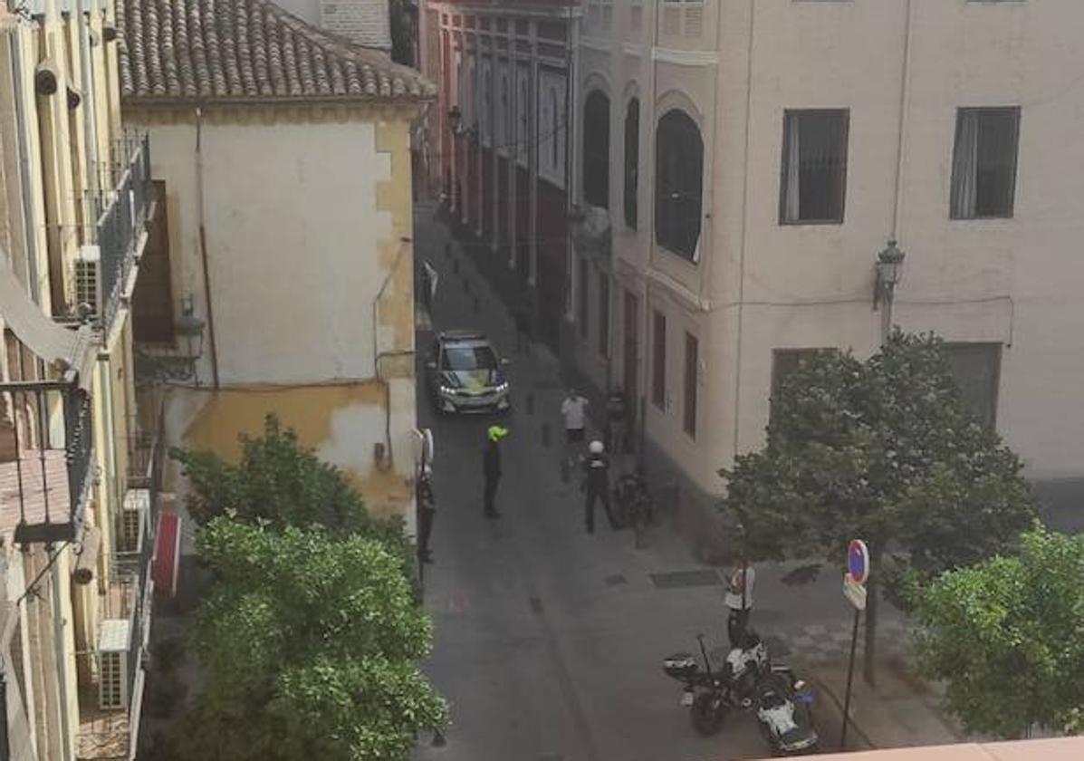 Agentes de la Policía Local acudieron a la residencia Madre de Dios para detener al agresor.