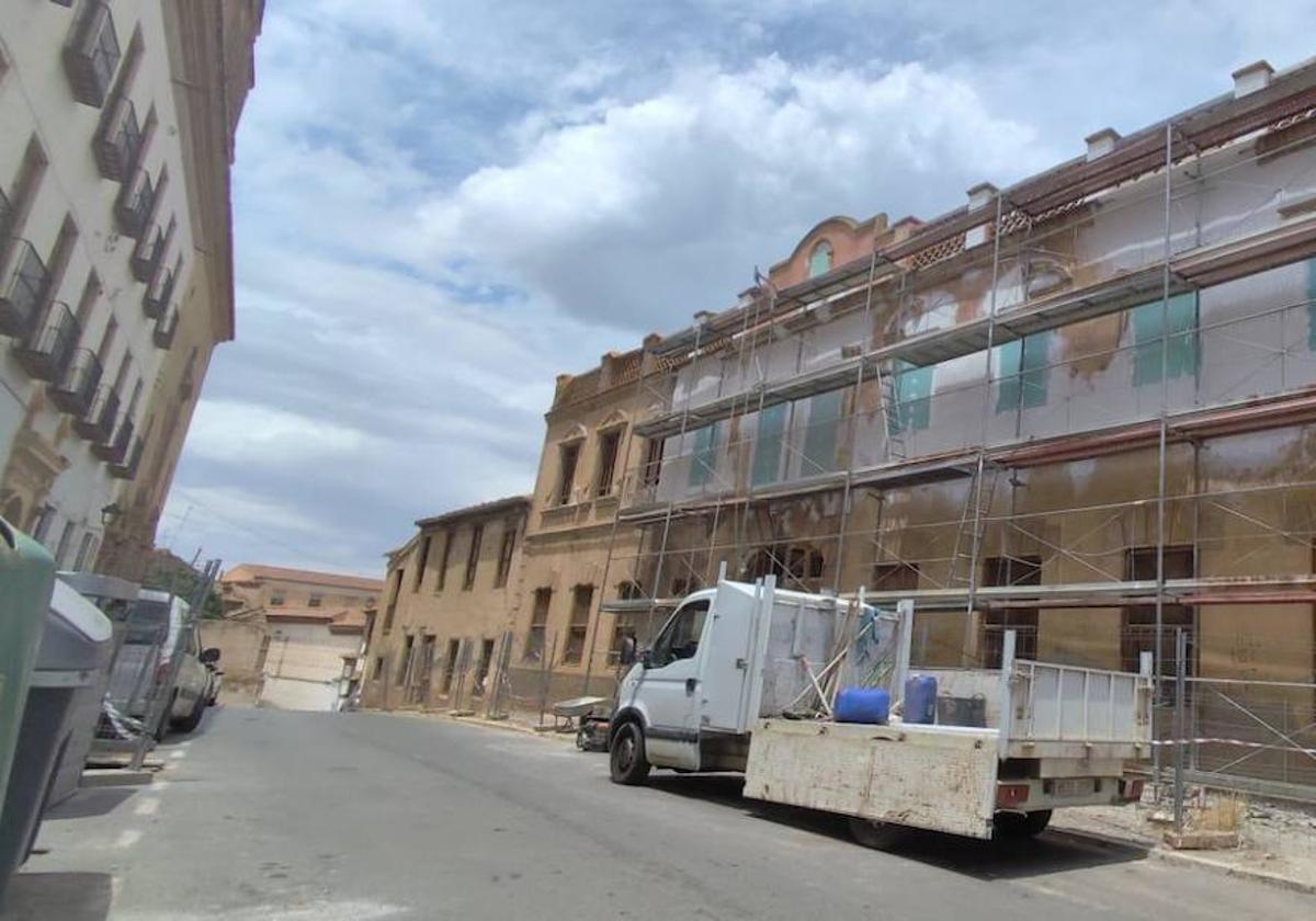 Obras sobre la fachada de la antigua fábrica de harinas.