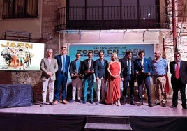 Foto de familia tras la presentación anoche en patio del Salón Mudéjar de los carteles de la feria taurina de San Lucas 2024.