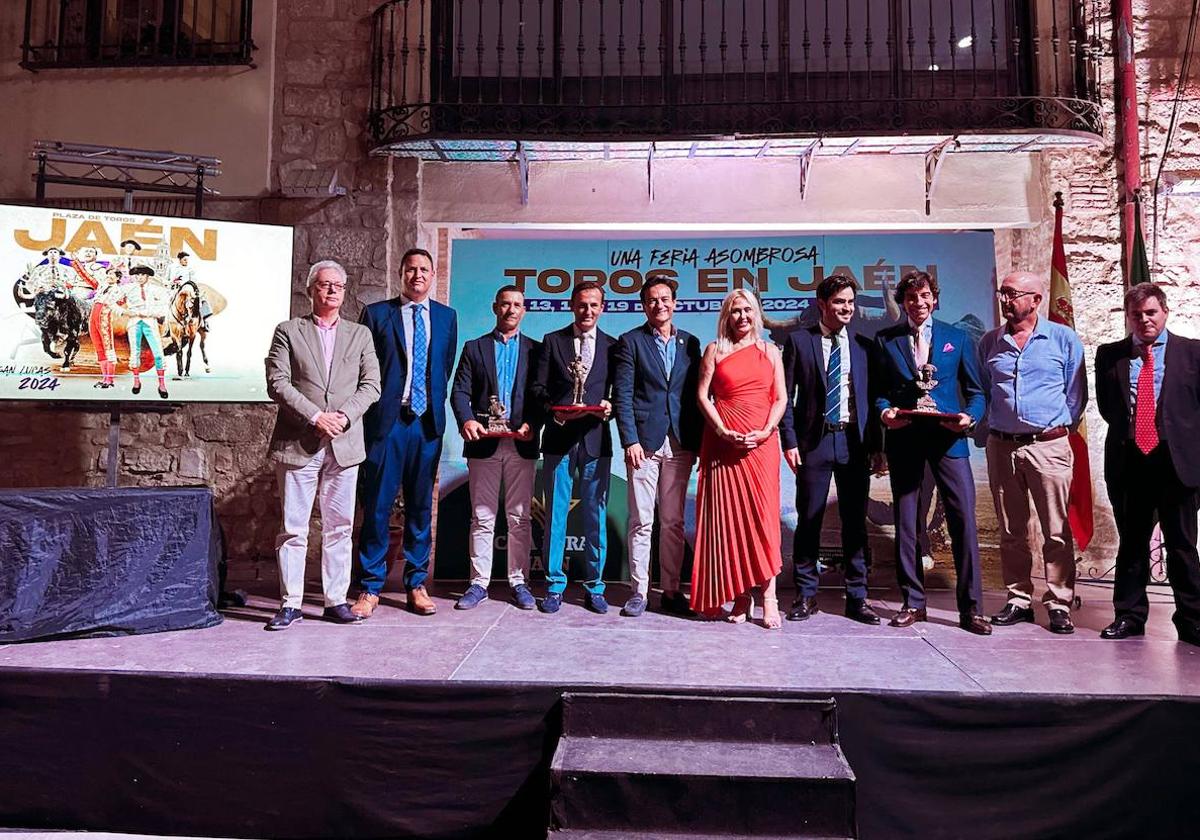 Foto de familia tras la presentación anoche en patio del Salón Mudéjar de los carteles de la feria taurina de San Lucas 2024.