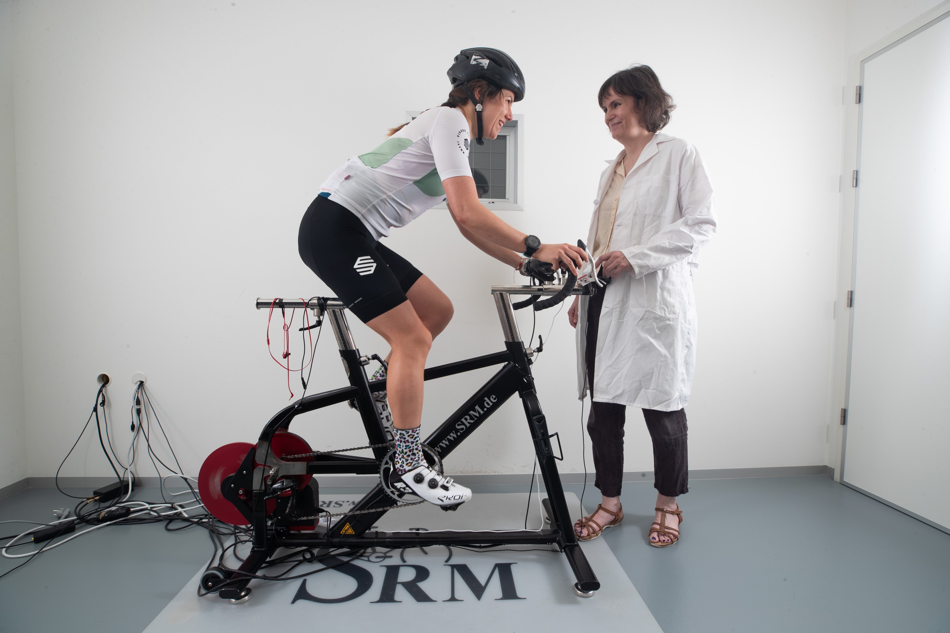 María Ruz, sobre la bicicleta, posa para IDEAL en el simulacro de un análisis.