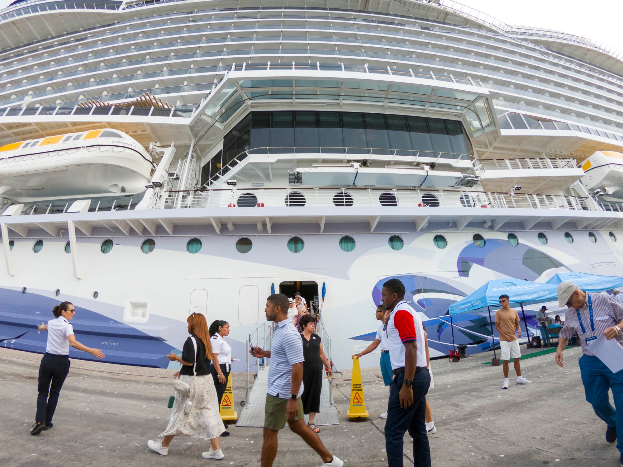 Así es el Norwegian Viva, el crucero que atraca en Motril con más de 3.000 pasajeros