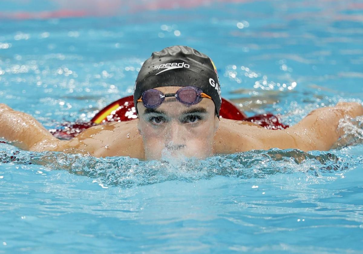 Carlos Garach, en la piscina de La Défense en París.