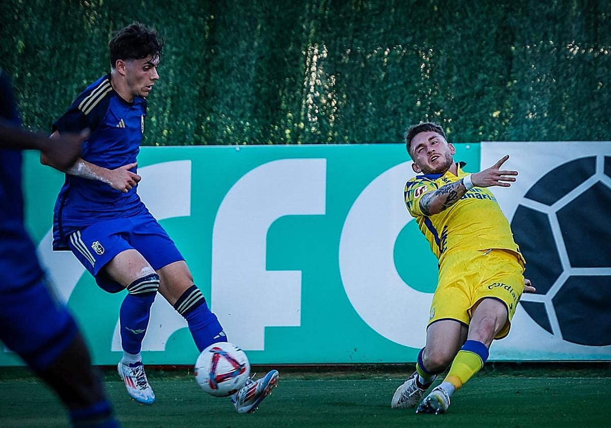 Viti Rozada, futbolista de Las Palmas recién fichado del Oviedo, juega un balón ante Pablo Sáenz durante el amistoso en Marbella.