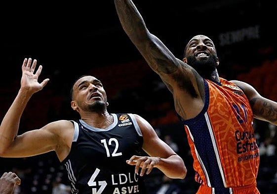 Amine Noua, a la izquierda, en una acción defensiva.