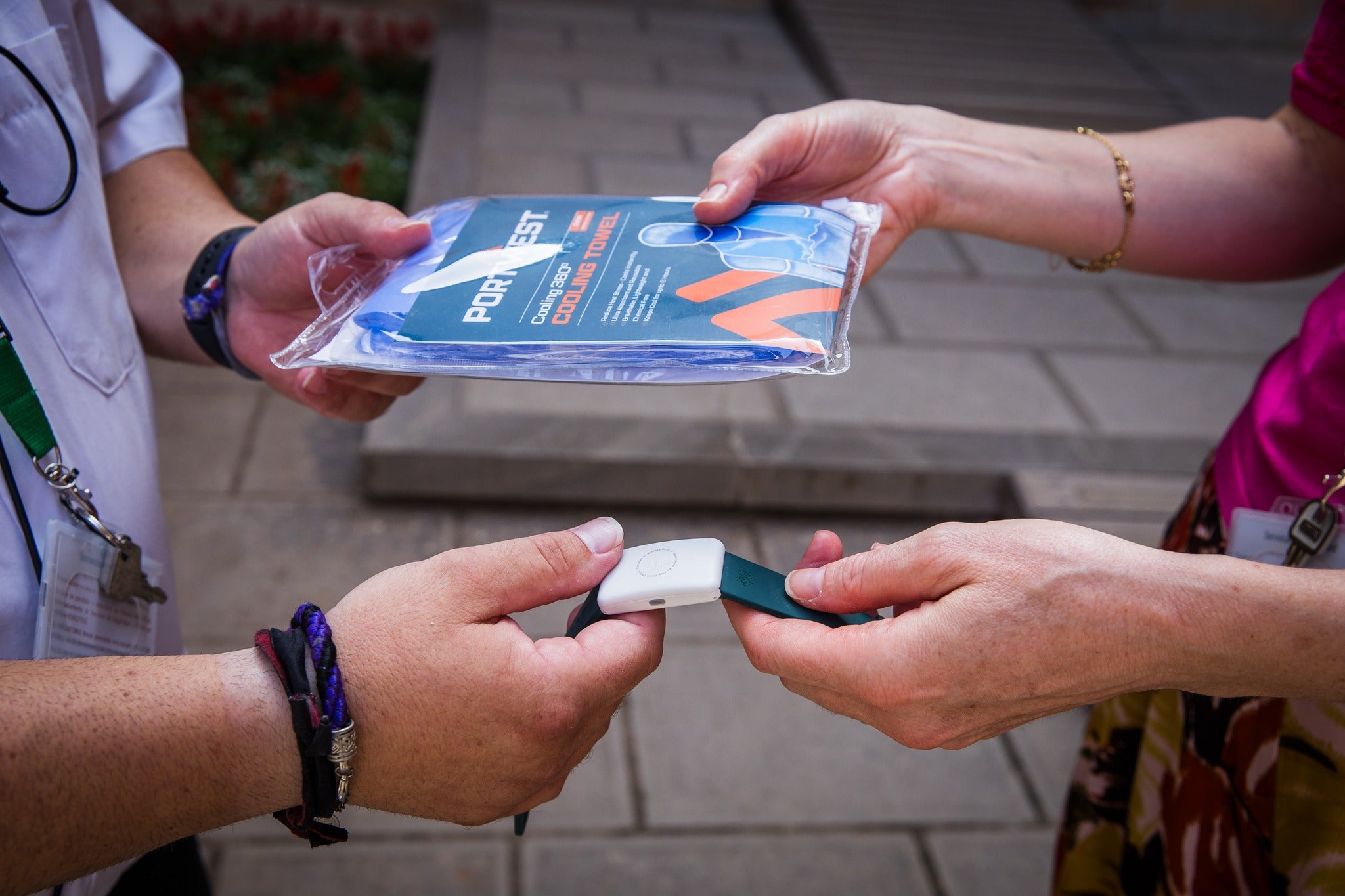 Entrega de la pulsera y la toalla refrescante a un trabajador.