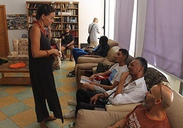 La concejala María Segovia en una conversación con algunas personas sin hogar