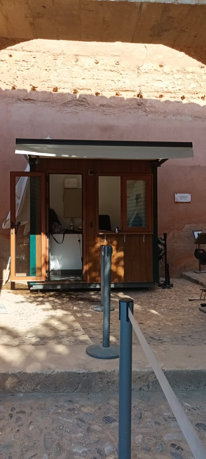 Toldo instalado en una de las casetas.