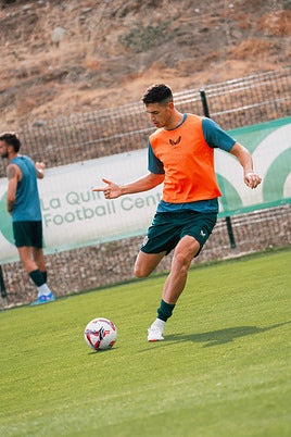 César Montes durante un entrenamiento.