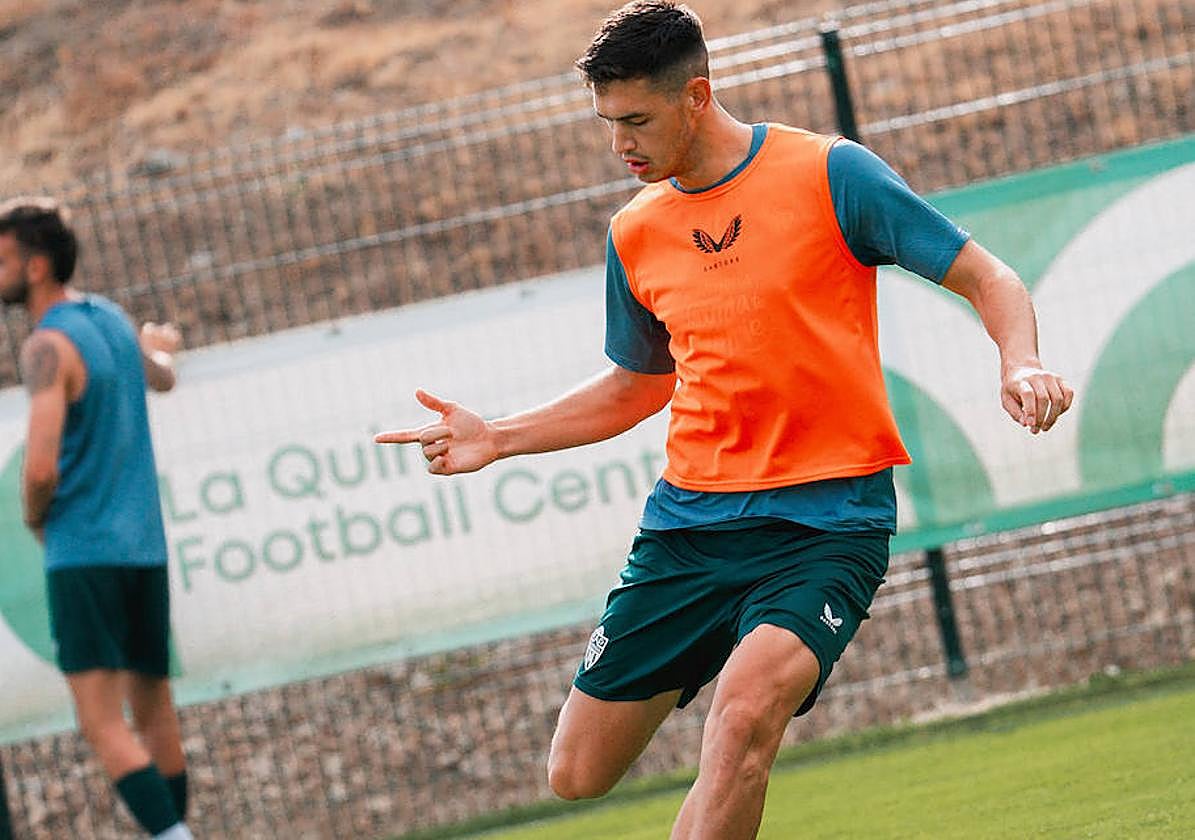 César Montes durante un entrenamiento.