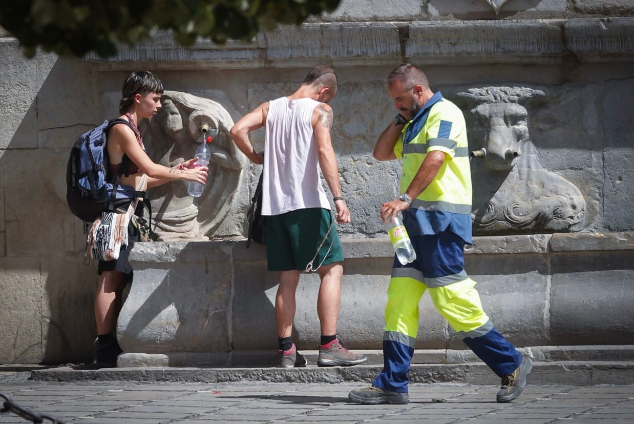 Los granadinos se refrescaron en las fuentes.
