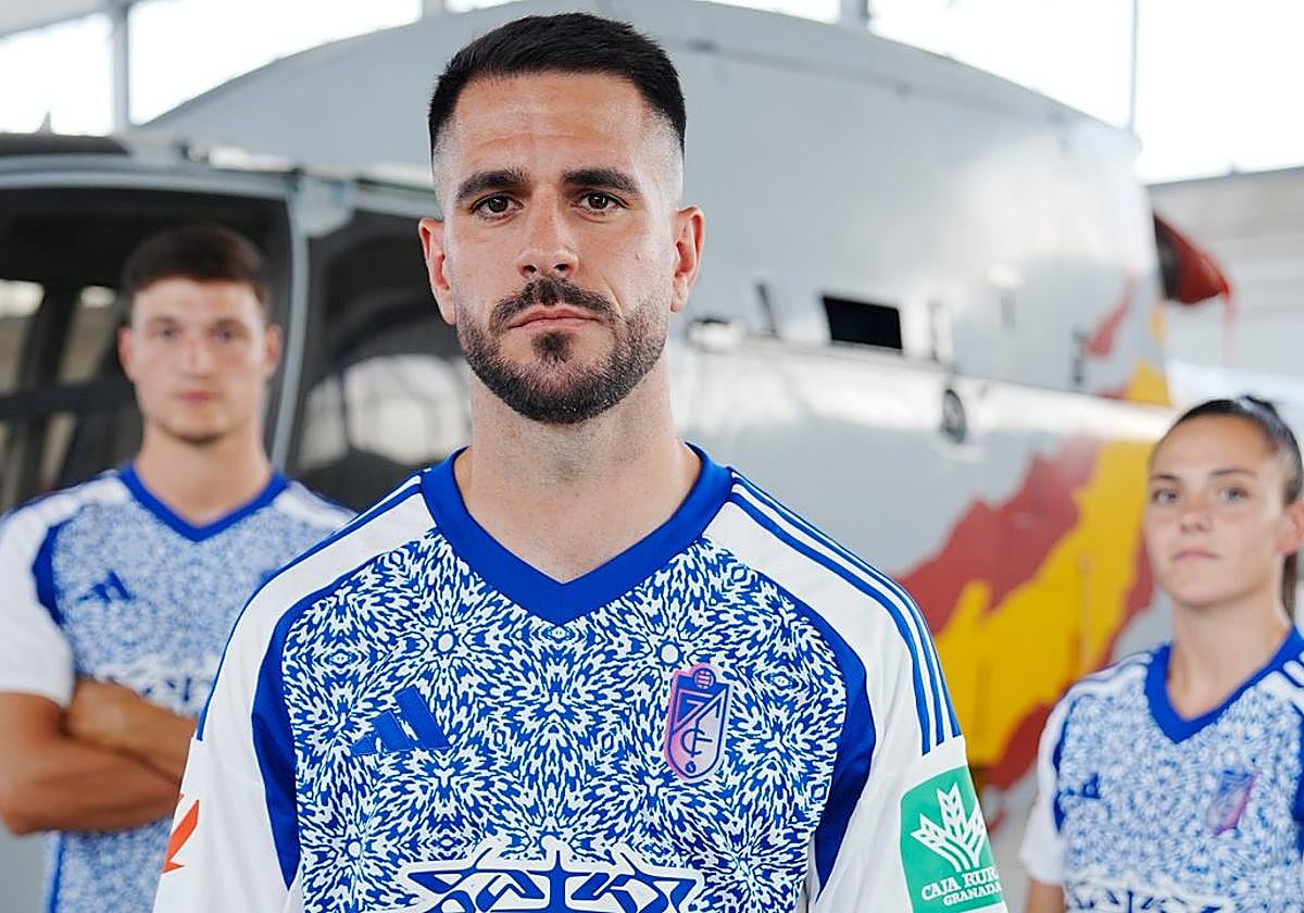 Pablo Insua, Miguel Rubio y Alba Pérez lucen la segunda equipación del Granada.