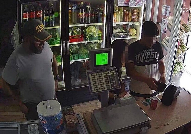 La pareja entregó un billete falso de 50 euros en una frutería de La Zubia.