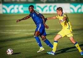 Martin Hongla, de azul, pelea el balón ante un rival en un amistoso con el Granada.