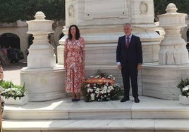 La alcaldesa y el ministro Torres, tras descubrir la placa de Lugar de Memoria Democrática en el Monumento a los Mártires de la Libertad de Almería.