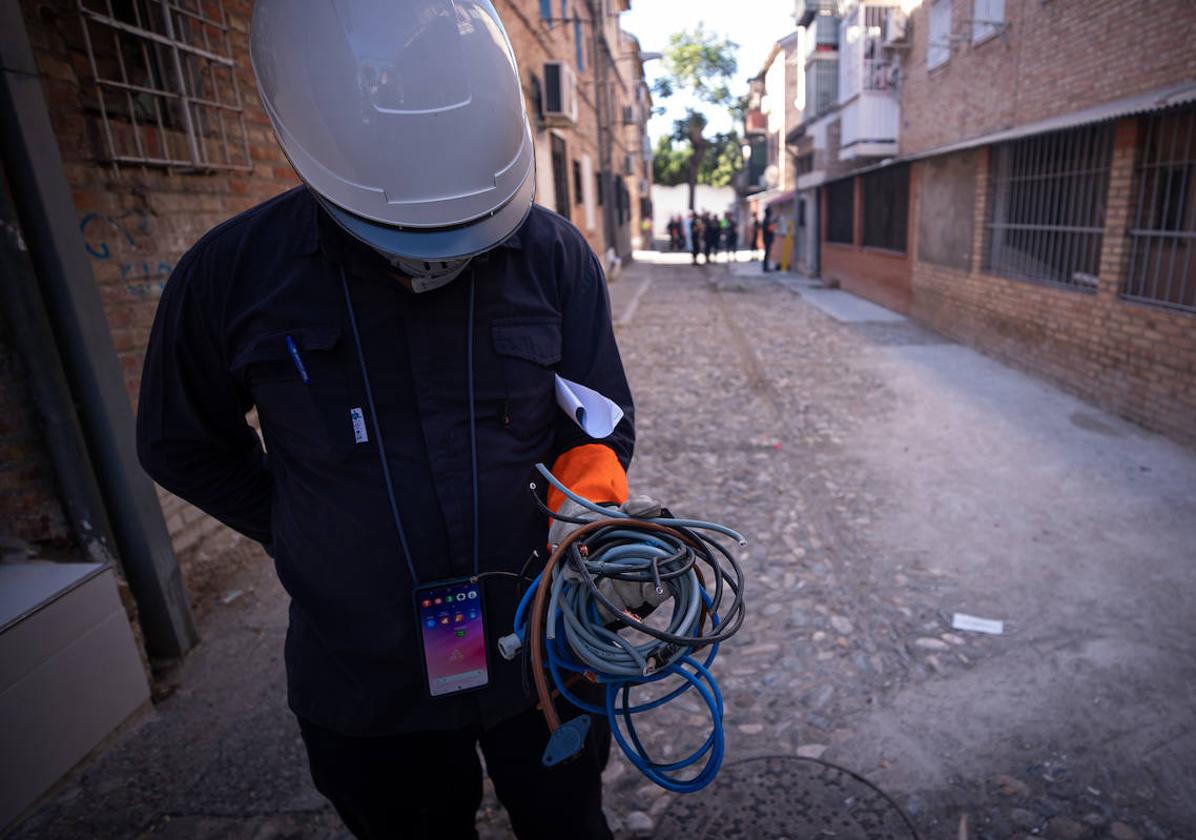 Un técnico de Endesa sostiene el cableado retirado en una redada reciente contra los enganches en Granada.