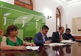 Paco Reyes y Nicolás Ruiz firman el convenio.