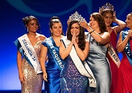 Entrega de las coronas a las ganadoras del certamen.