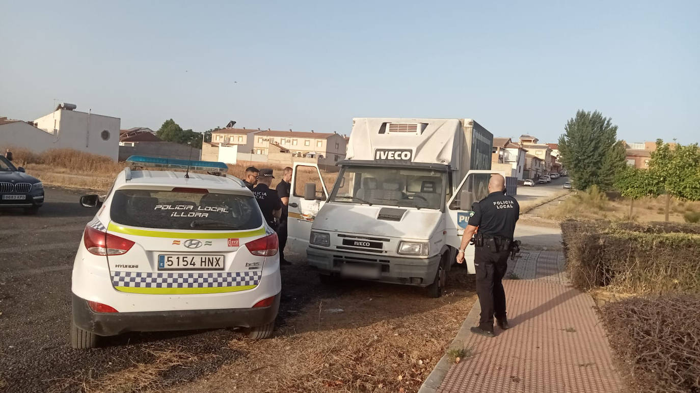 El camión robado por los ladrones que asaltaron el concesionario de motos apareció en Íllora.