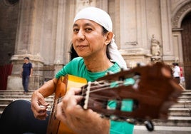 El japonés Yoshi toca la guitarra a los pies de la Catedral, donde va casi todos los días.