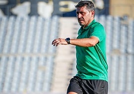 El entrenador del conjunto blanco, Roberto Peragón