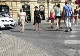 Un grupo de peatones cruza por uno de los pasos de cebra de Puerta Real, en el Centro de Granada.