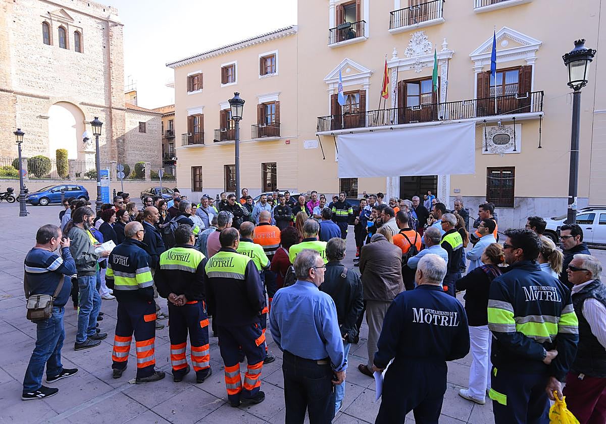 Imágen de archivo de los trabajadores de la limpieza frente al Ayuntamiento de Motril.