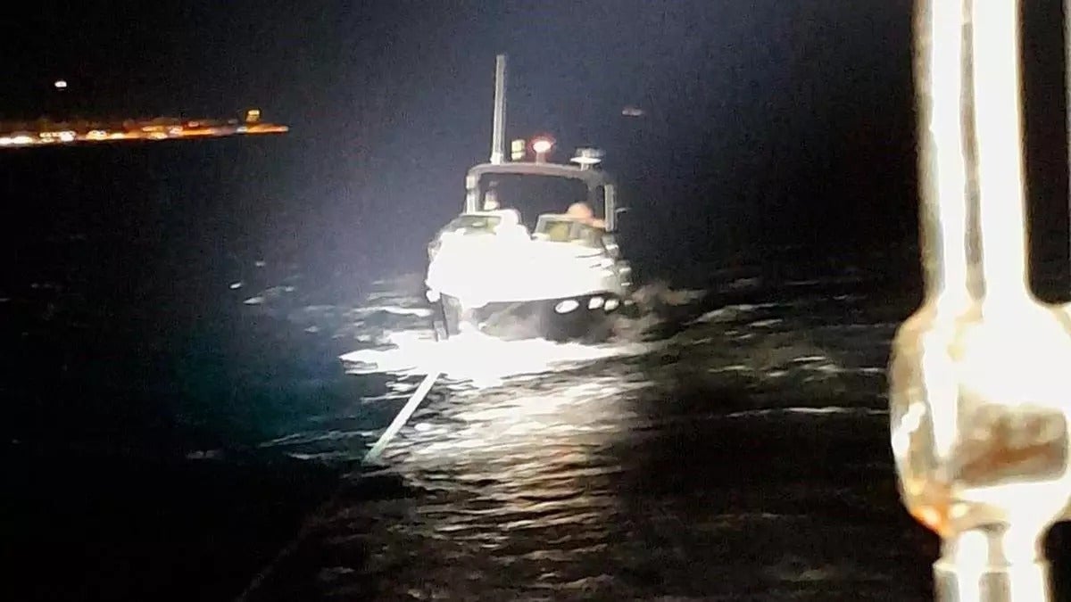 Imagen de la motora remolcada.