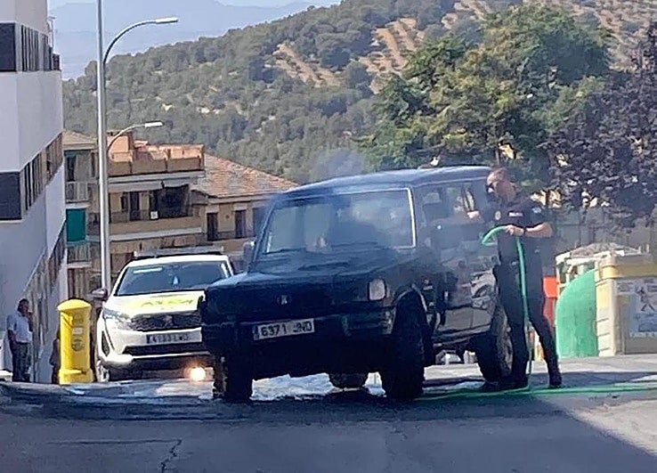 Arde un vehículo en el centro de Íllora tras sufrir problemas técnicos
