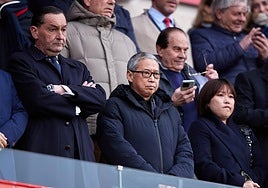 García Amado, Xiaohua Li y Sophia Yang, en el palco de Los Cármenes.