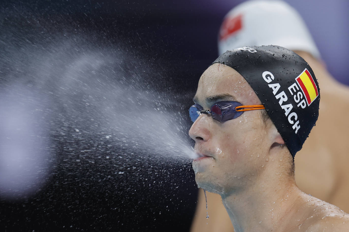 Carlos Garach expulsa agua tras la prueba de los 1.500 libres.