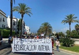 Manifestación de protesta que recorrió ayer Playa Granada en el municipio de Motril.