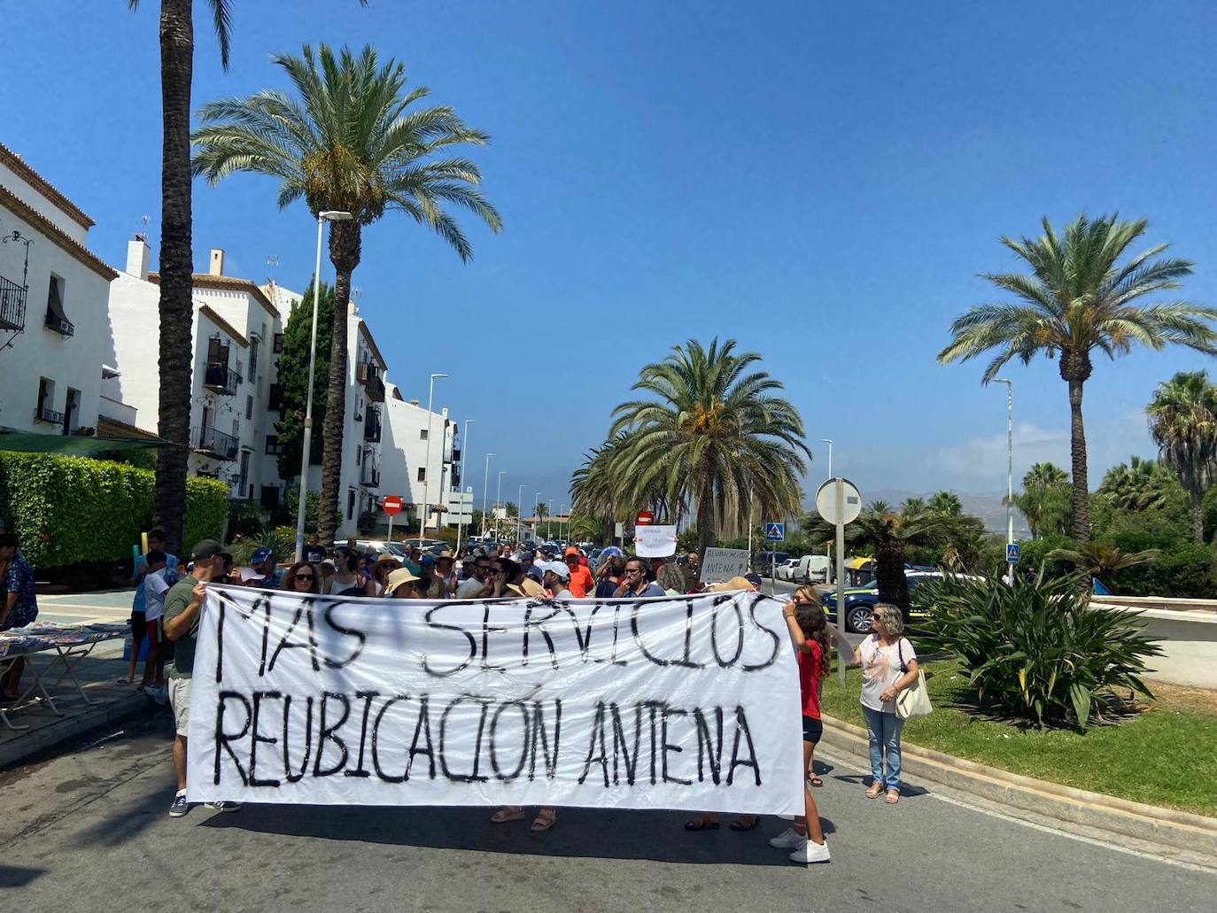 Manifestación de protesta que recorrió ayer Playa Granada en el municipio de Motril.